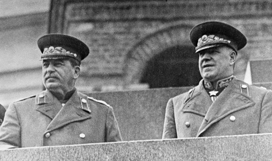 Zsukov marsallal a Lenin-mauzóleum erkélyén. A világháborús győzelem jót tett Sztálin népszerűségének.