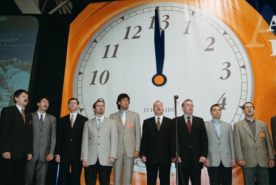 2001. május 5. - A Fidesz XIII. tisztújító kongresszusán a szegedi sportcsarnokban. Elsöprő többséggel Pokorni Zoltánt választották a párt új elnökévé.