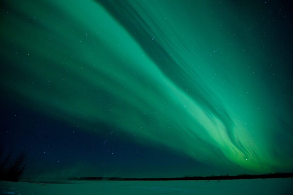 Az  Aurora Borealis, a "Sarki fény" a napkitörések, mágnes viharok hatására nagyobb területeken is látható.