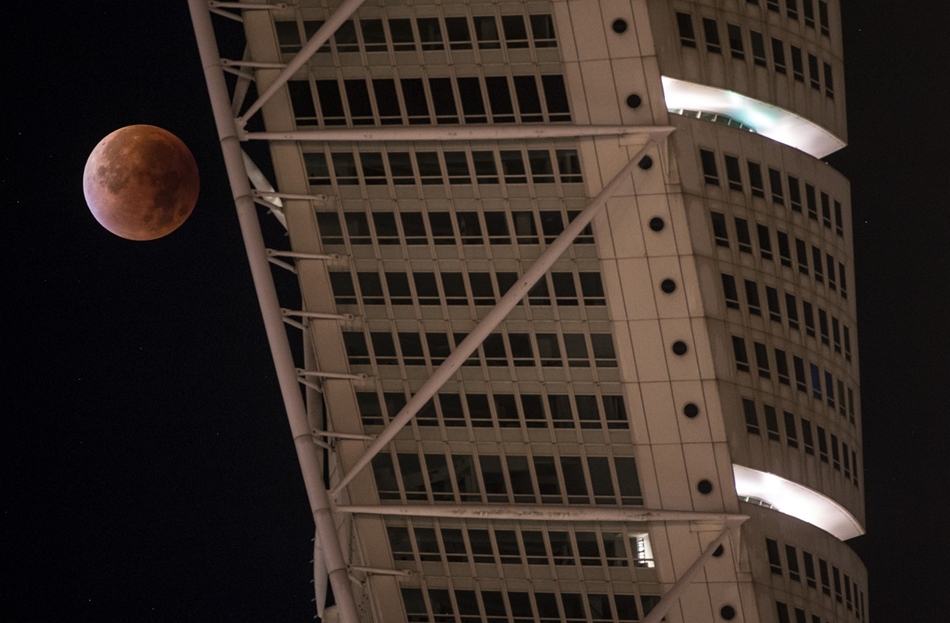 afp.15.09.28. - Malmó, Svédország: holdfogyatkozás a Turning Torso épületének részletével - szuperhold
