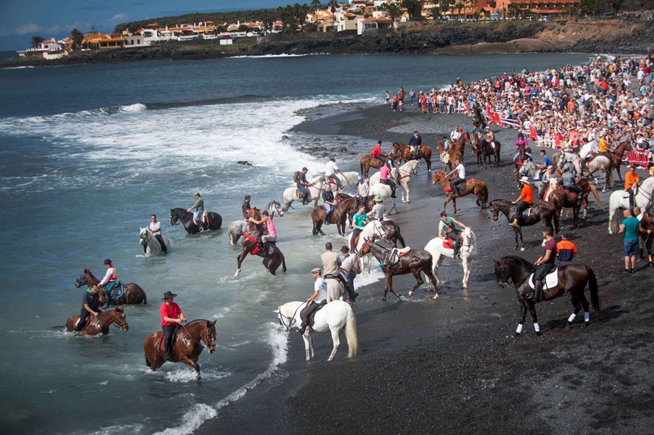 Tenerife, Spanyolország: lovasok az Enramada strandon a Szent Sebestyén zarándoklaton.