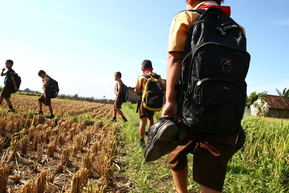 Malang, Indonézia - séta az iskolába a rizsföldeken keresztül