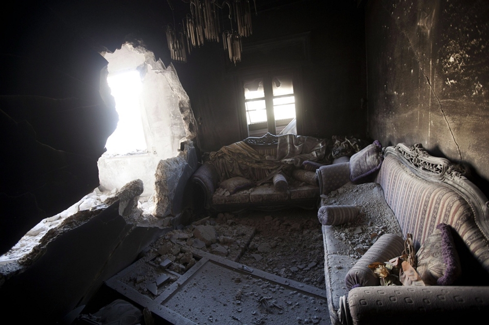 Egy tüzérségi támadás során megrongálódott lakóház.