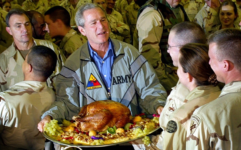 2003. november 27. - George W. Bush elnök hálaadás-napi pulykával kedveskedik az irakban szolgáló amerikai katonáknak