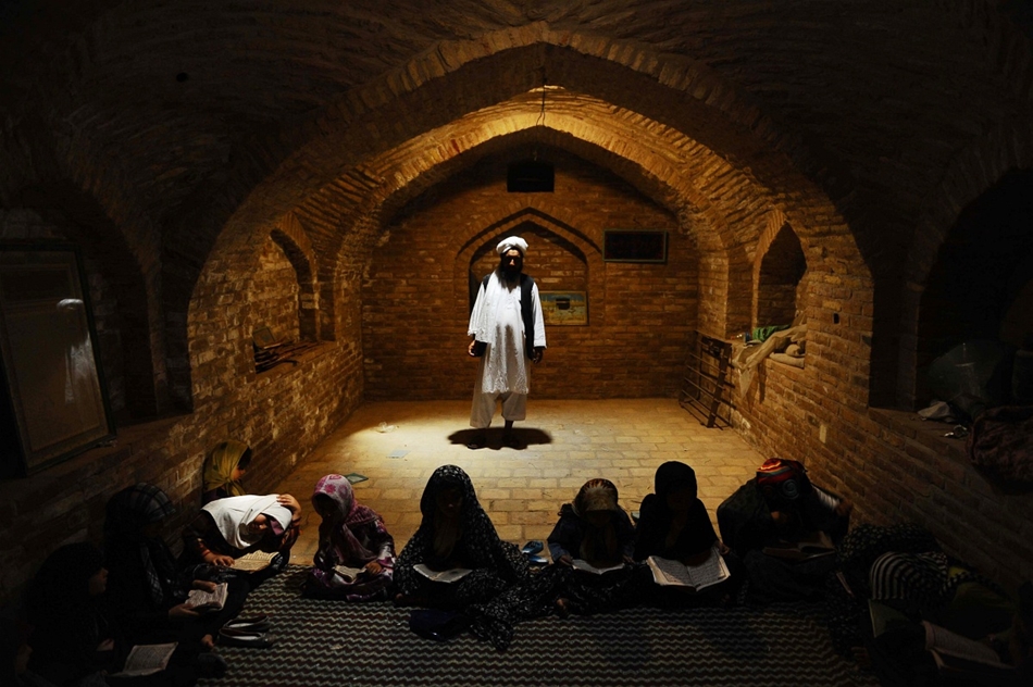 Herat, Afganisztán - a Korán tanulmányozása Ramadán idején