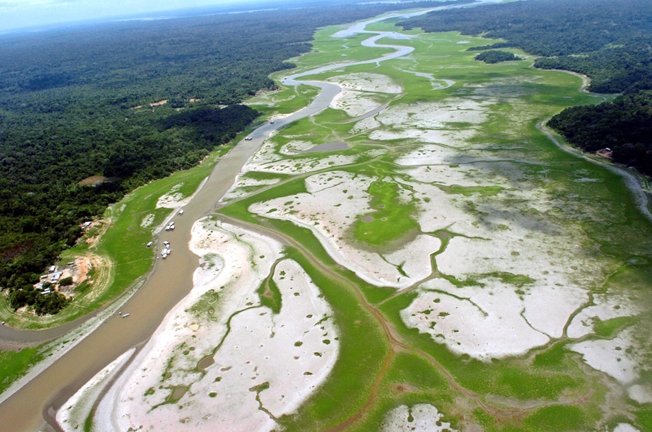 A szárazság miatt drámaian csökkent az Amazonas vízszintje, veszélybe került a Kaszpi-tenger és a Bajkál-tó is.